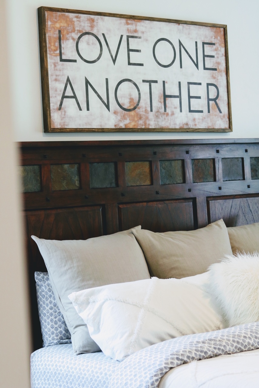 Minimalist Bedroom Sign Ideas for Simple Design