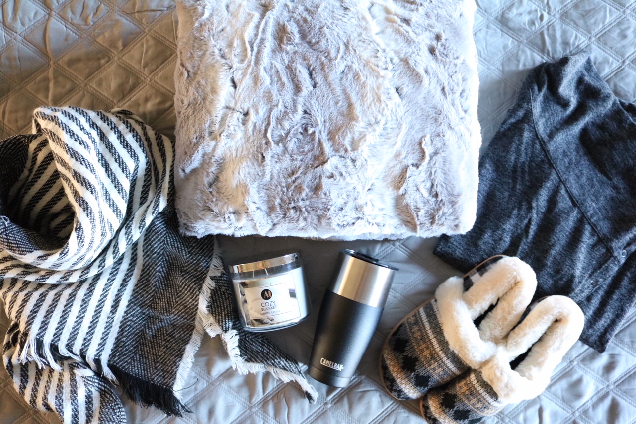 Gift Guide For The Cozy Mom - Get gift ideas for mom this Christmas - Blanket, Slippers, Scarf, Coffee Mug, Candle, Cozy Top