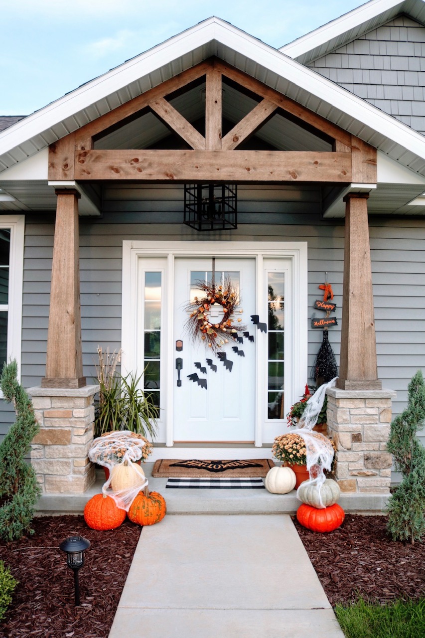 Halloween Decor Home Tour Porch with Tuesday Morning #halloween #tuesdaymorning #seasonaldecor #halloweendecor #frontporchdecor #porch