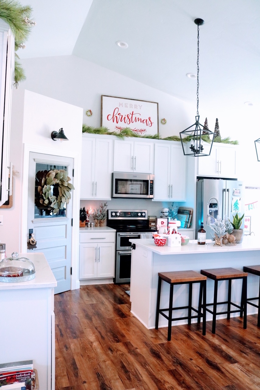 Farmhouse Style Christmas Kitchen - SUGAR MAPLE notes